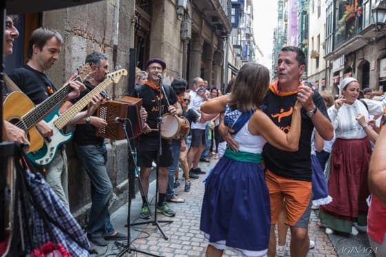 Abuztuan dantzan Aikorekin