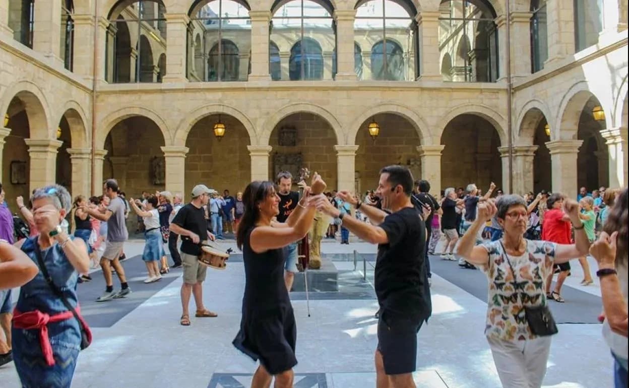 Dantzazaleak Euskal Museoko klaustroan