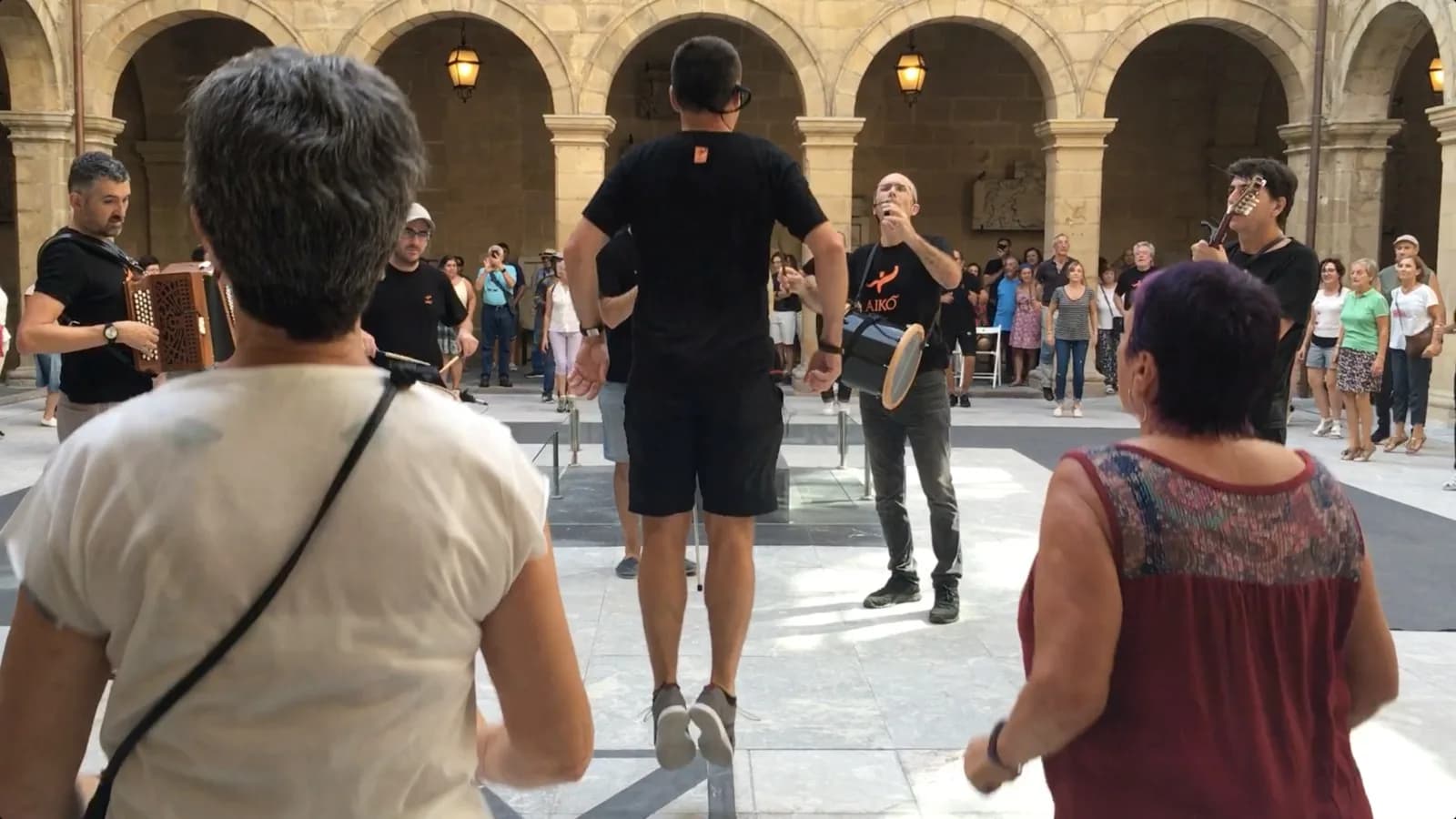 Dantza eta musika saioa Euskal Museoko klaustroan