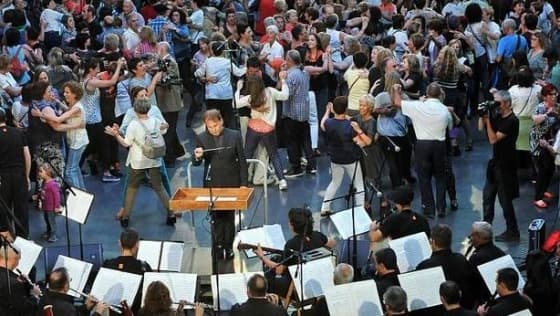 Bideoa: BANDtzaldia AIKO eta herriko bandekin dantzan (ETB)