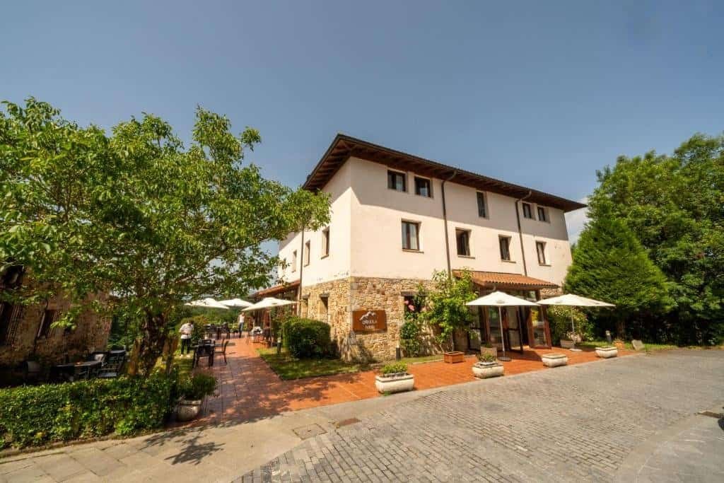 Hotel rural con terraza y jardín