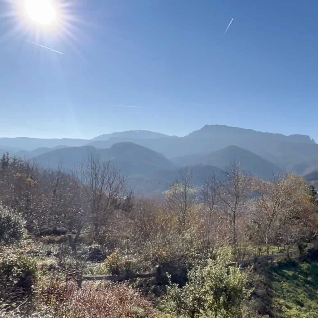Paisaje montañoso soleado con cielo despejado