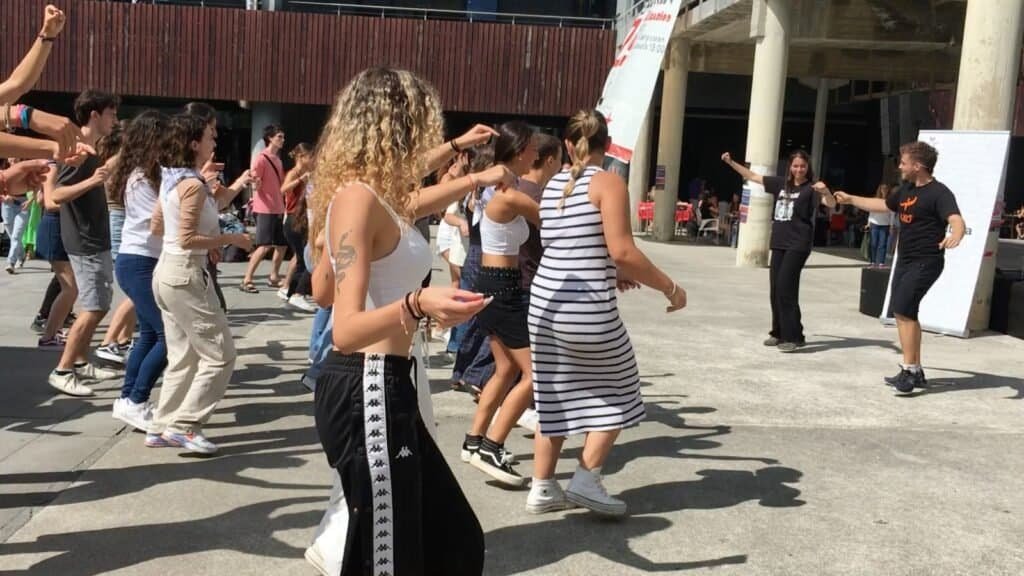 Jendea plazan dantzan, eguzkitan.