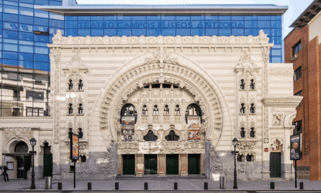 Fachada del Teatro en Bilbao decorada